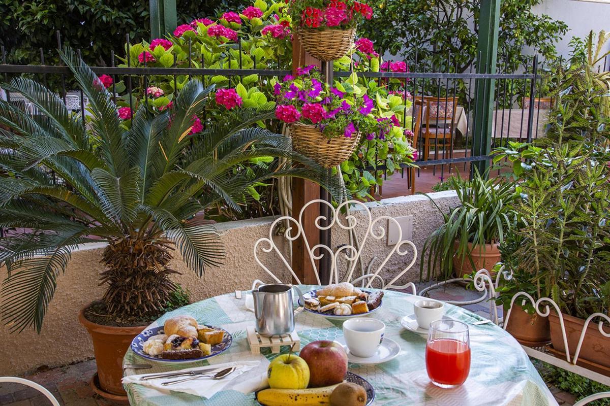 B&B Hotel Costa Azzurra Spotorno Luaran gambar