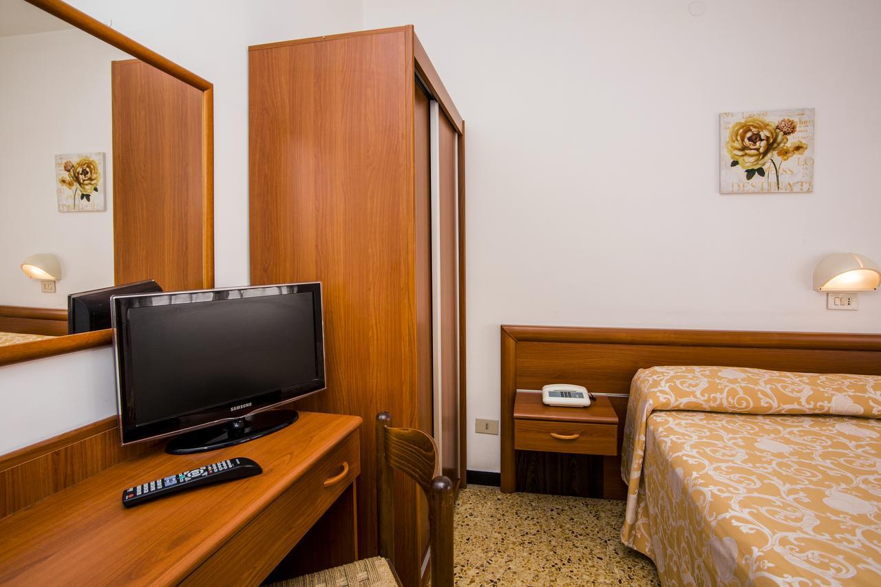 B&B Hotel Costa Azzurra Spotorno Luaran gambar